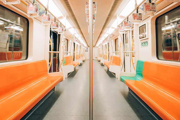 1646965245576245.jpg 攝圖網_500465224_空曠地鐵車廂(企業(yè)商用).jpg